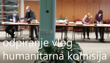 slika humanitarne komisije pri odpiranju vlog